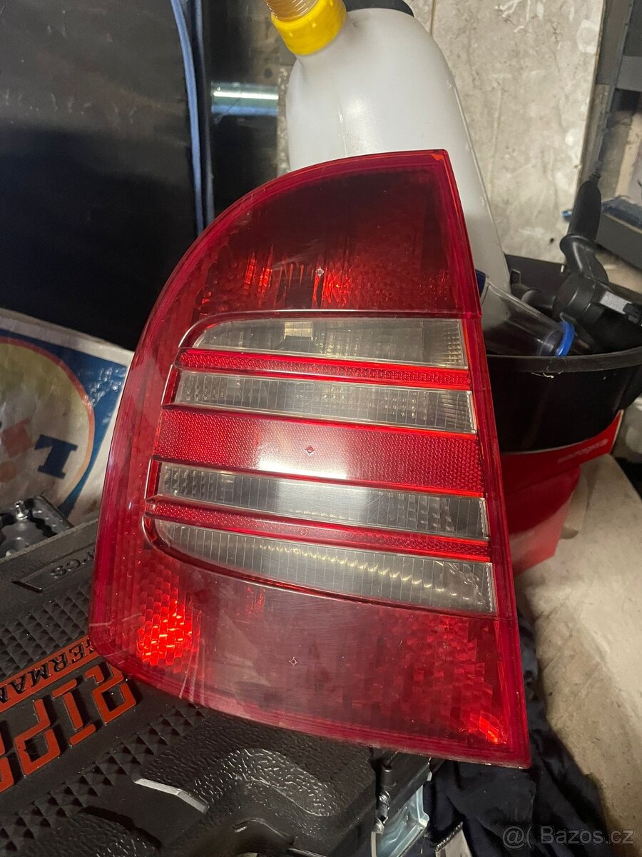 Superb 1 zadní světla - 2