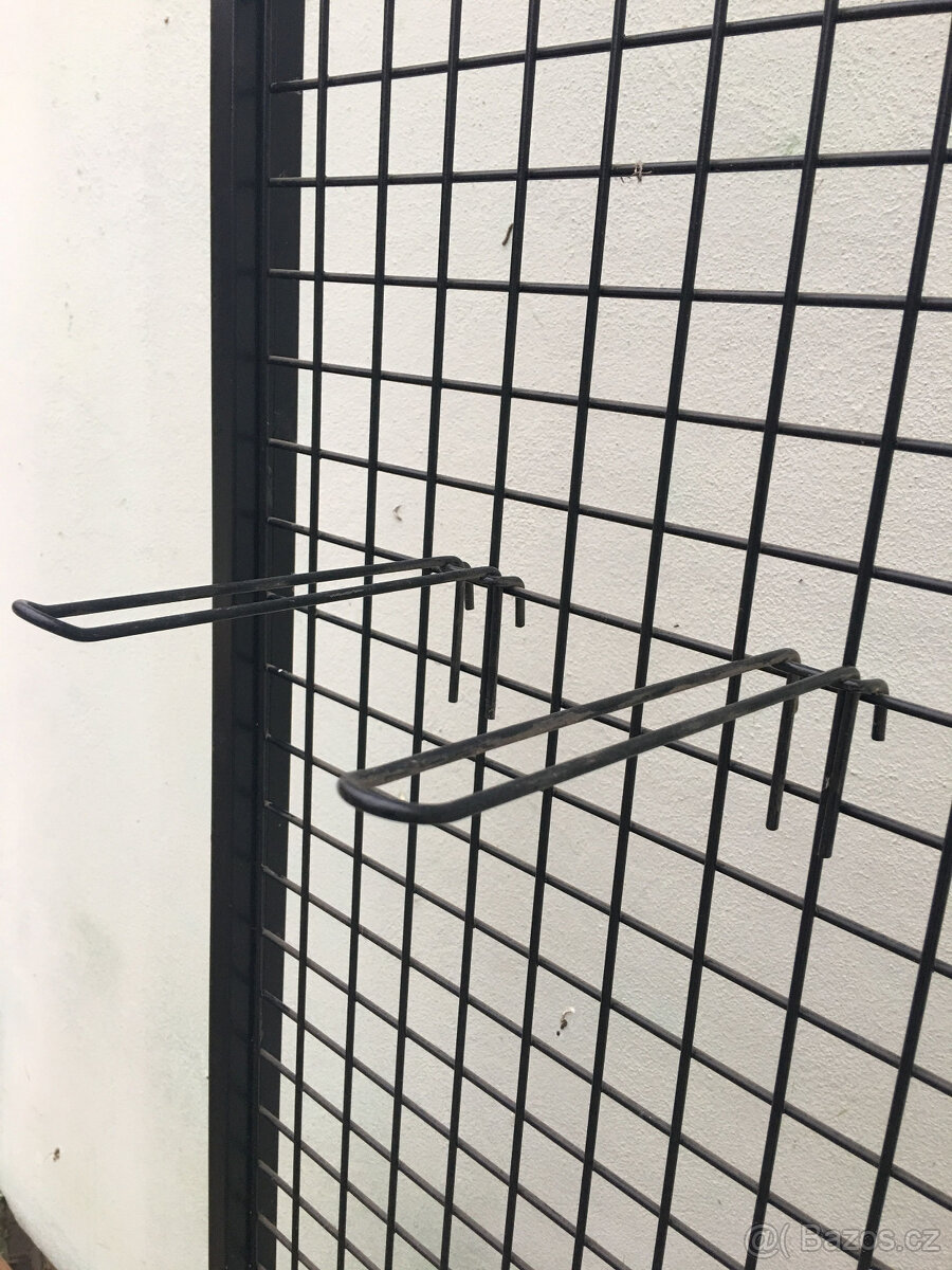 Prodejní stojan kovový - síť s háčky - 2