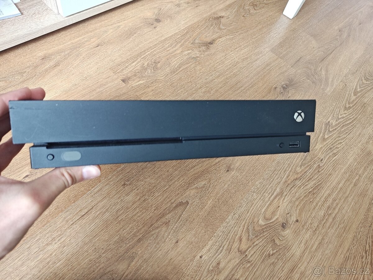 Xbox One X - 2