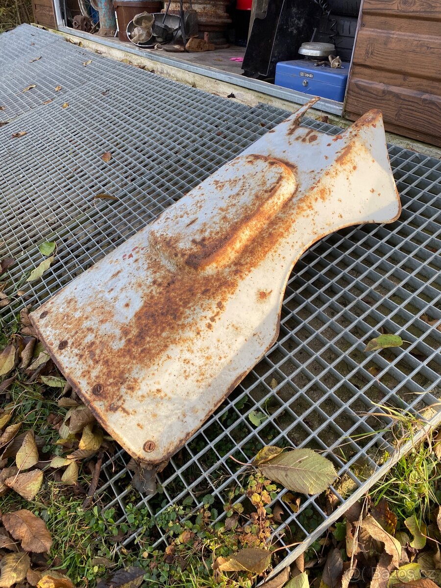 Kryt motoru MF-70 Agrostroj Jičín - 2