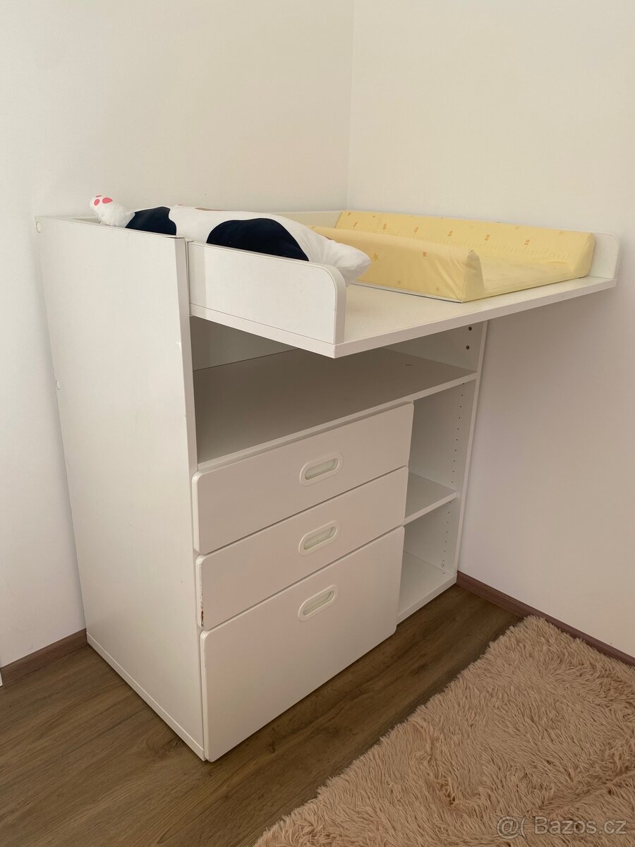 Přebalovací stůl a dětská postýlka - 2