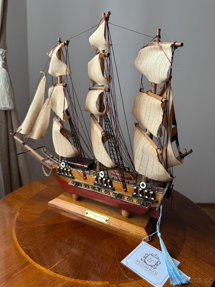 Model dřevěné loďe s plachtami na podstavci - 2