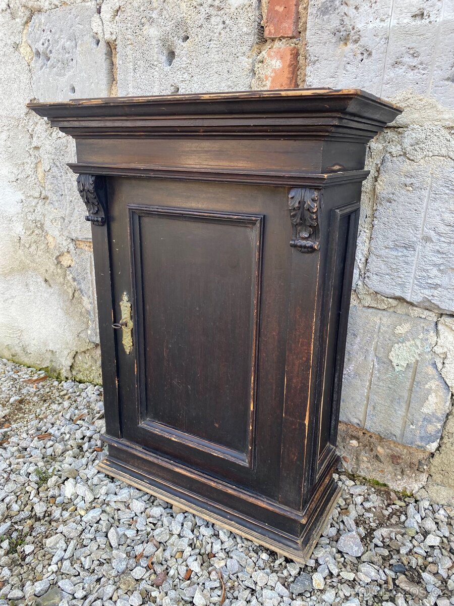 Černá malá skříňka - 2