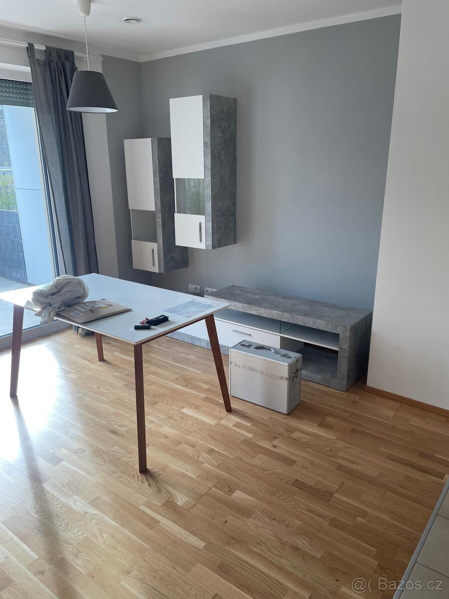 Obývací stěna v pěkném stavu - 2