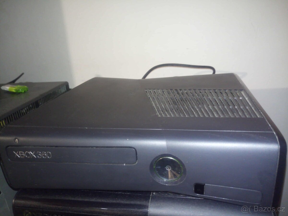 XBox 360 + bezdr. ovl. + KINECT + 8 her + kabel HDMI + TV - 2