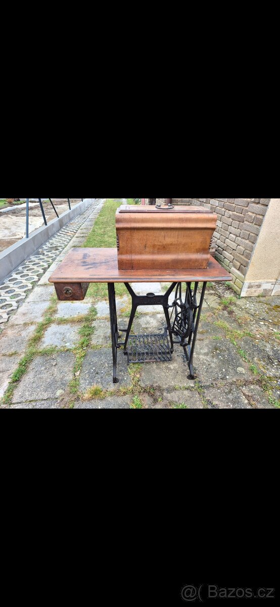 Šlapací šicí stroj Royal - 2