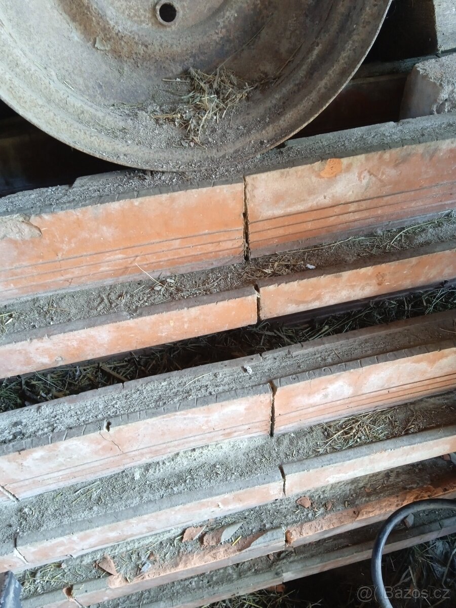 Prodám stropní překlady a cihly - 2