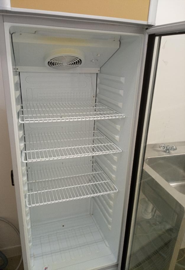 Velká prosklená lednice - 2