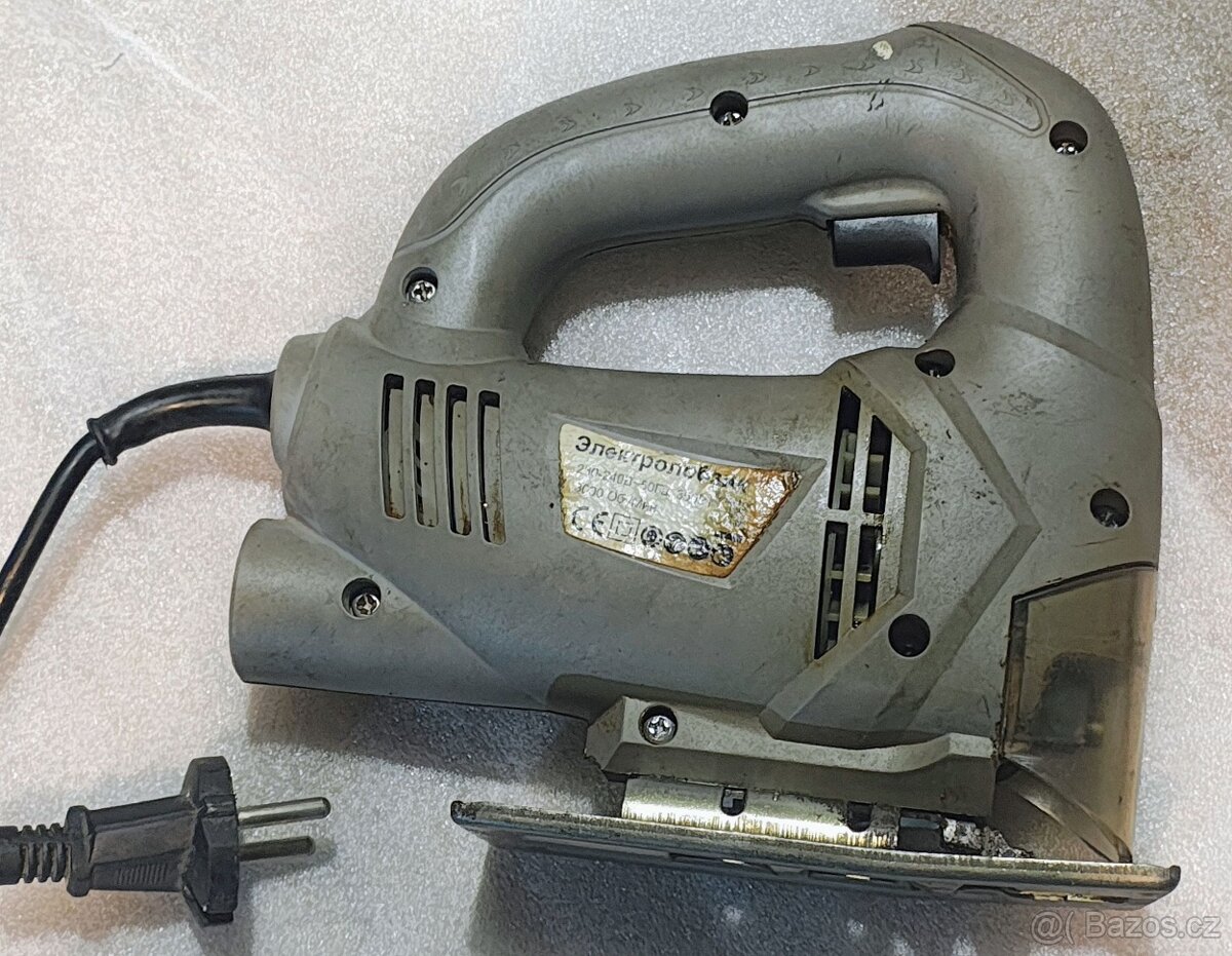 Přímočará pila v dobrém stavu. - 2