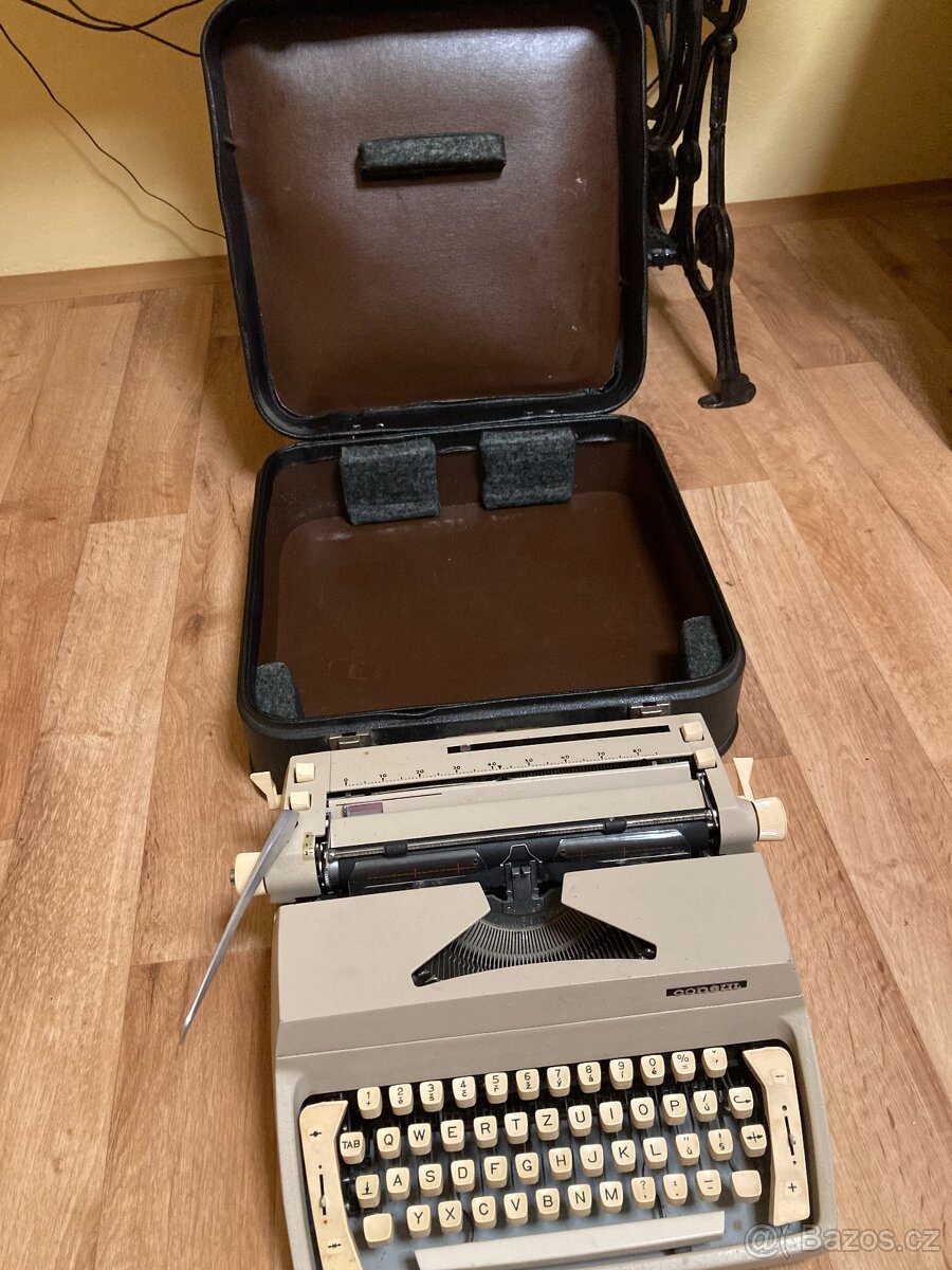 Mechanický kufříkový psací stroj Consul - funkční - 2