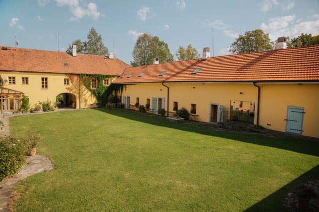 Objekt bývalého statku Český Krumlov, 5 km stranou - 2