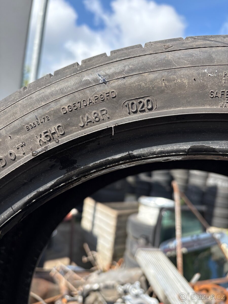 235/45R18 - 2