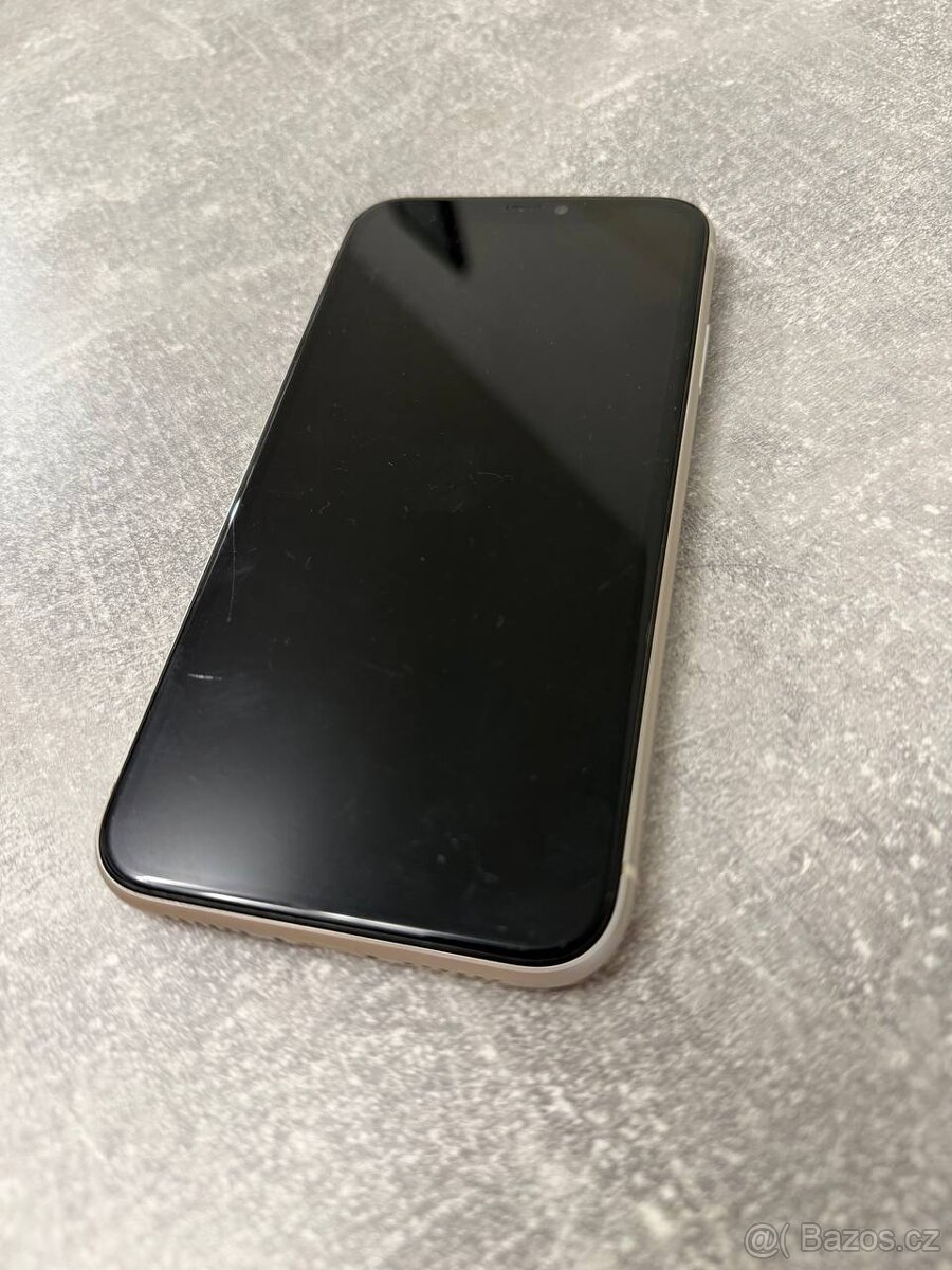iPhone 11 64 GB v bílé barvě. Stav baterie 84 %. - 2