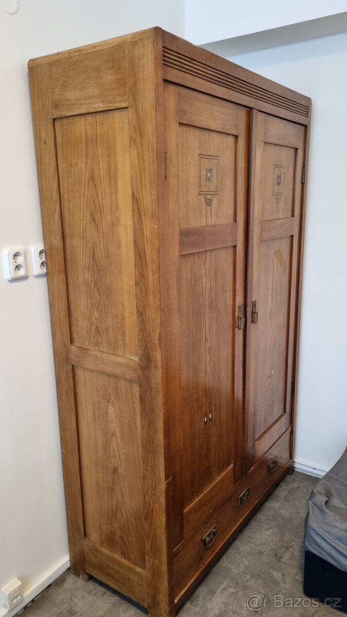 Dřevěná vykládání skříň - 2