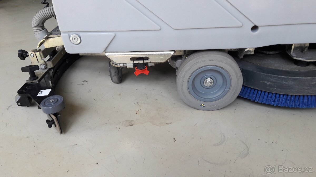 Podlahový mycí stroj Nilfisk BA 530S s vl. pojezdem - 2