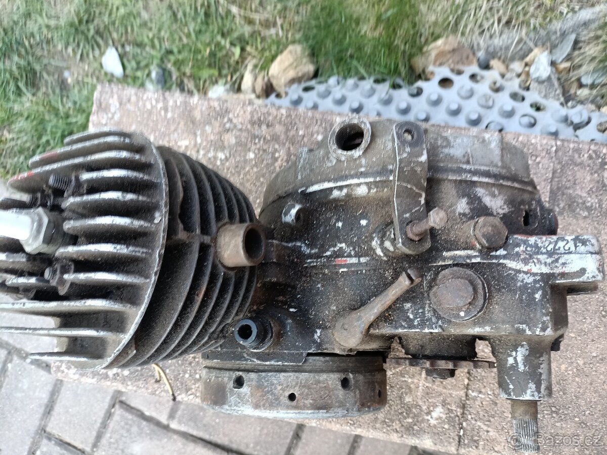 ČZ 125 A motor - 2