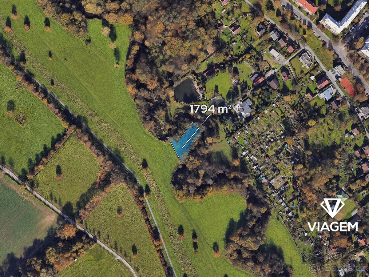 Pole 1 794 m² - 2