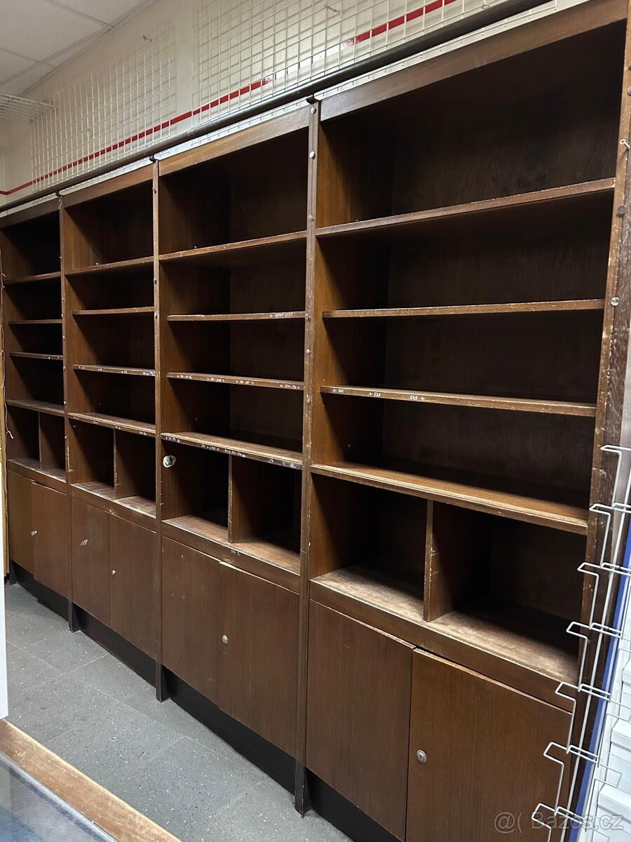 Dřevěné regály do prodejny - 2