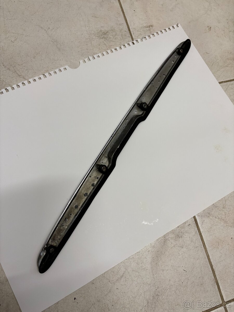 Mercedes - madlo kufrového víka - 2