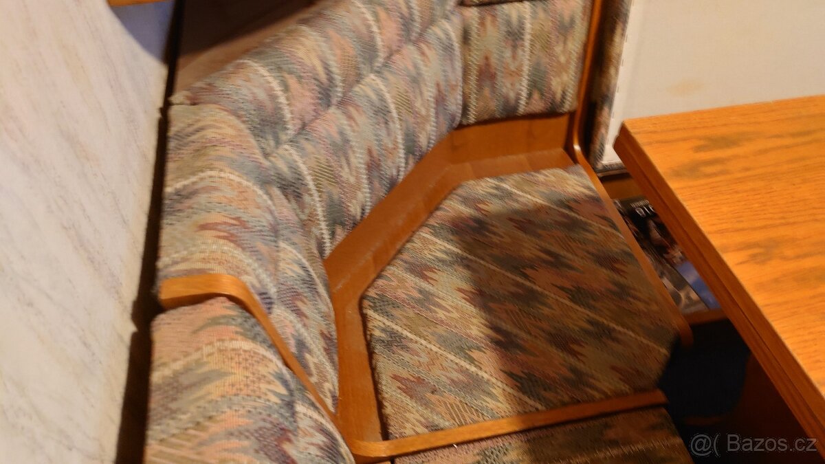 Rohová lavice, jídelní stůl a dvě židle - 2