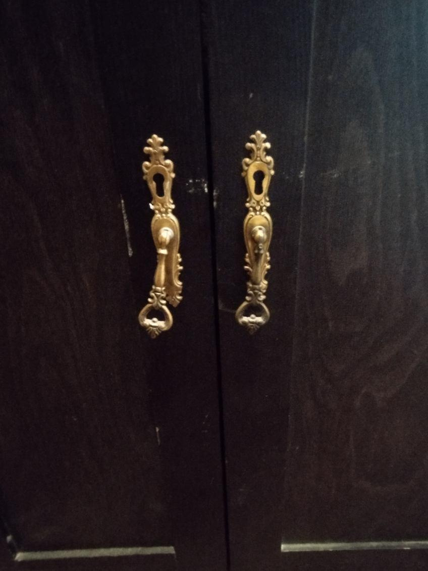 Masivní knihovna, vitrína - 2