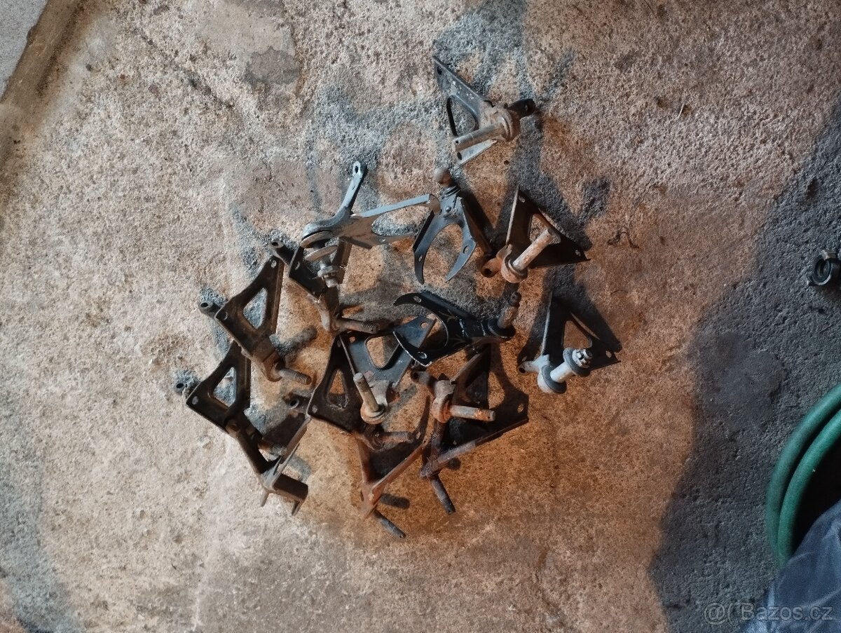 Držáky tlumiče na Tatra 603 - 2