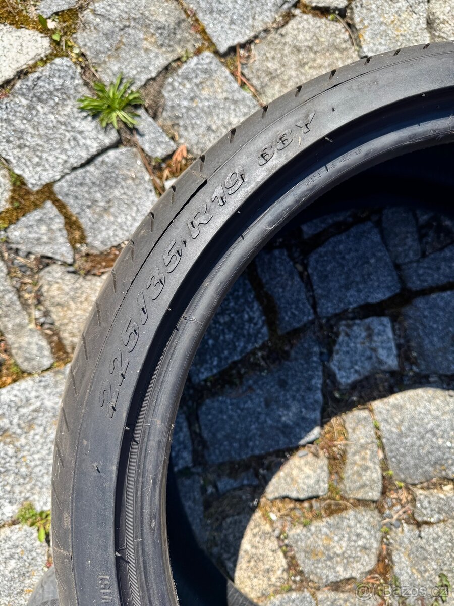 225/ 35 R19 Pirelli P Zero XL - 2