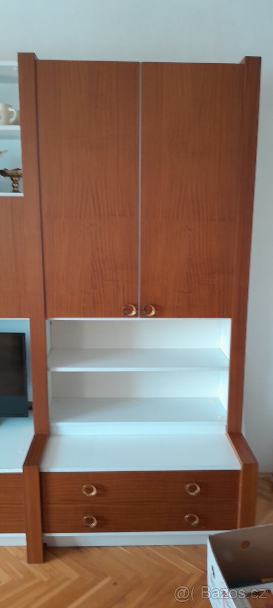 Starší obývací stěna v pěkném stavu - 2