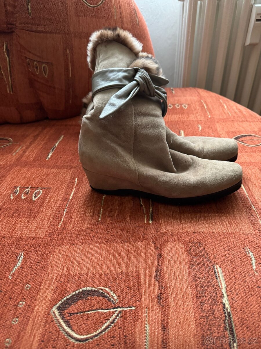 Krásné dámské semišové zimní kozačky s pravým kožíškem - 2