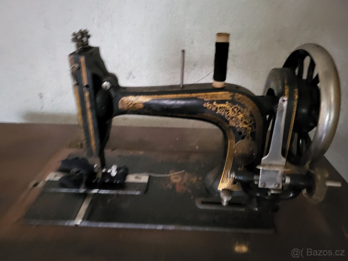 Historický šicí stroj Singer - 2
