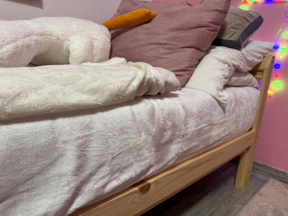 Dřevěná postel s roštem - 2