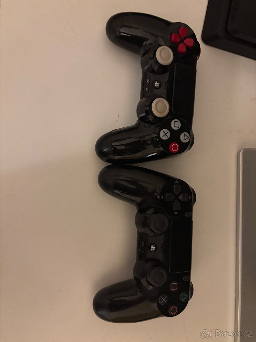 Ps4 ,dva ovladače + 5x hra + volant +VR - 2