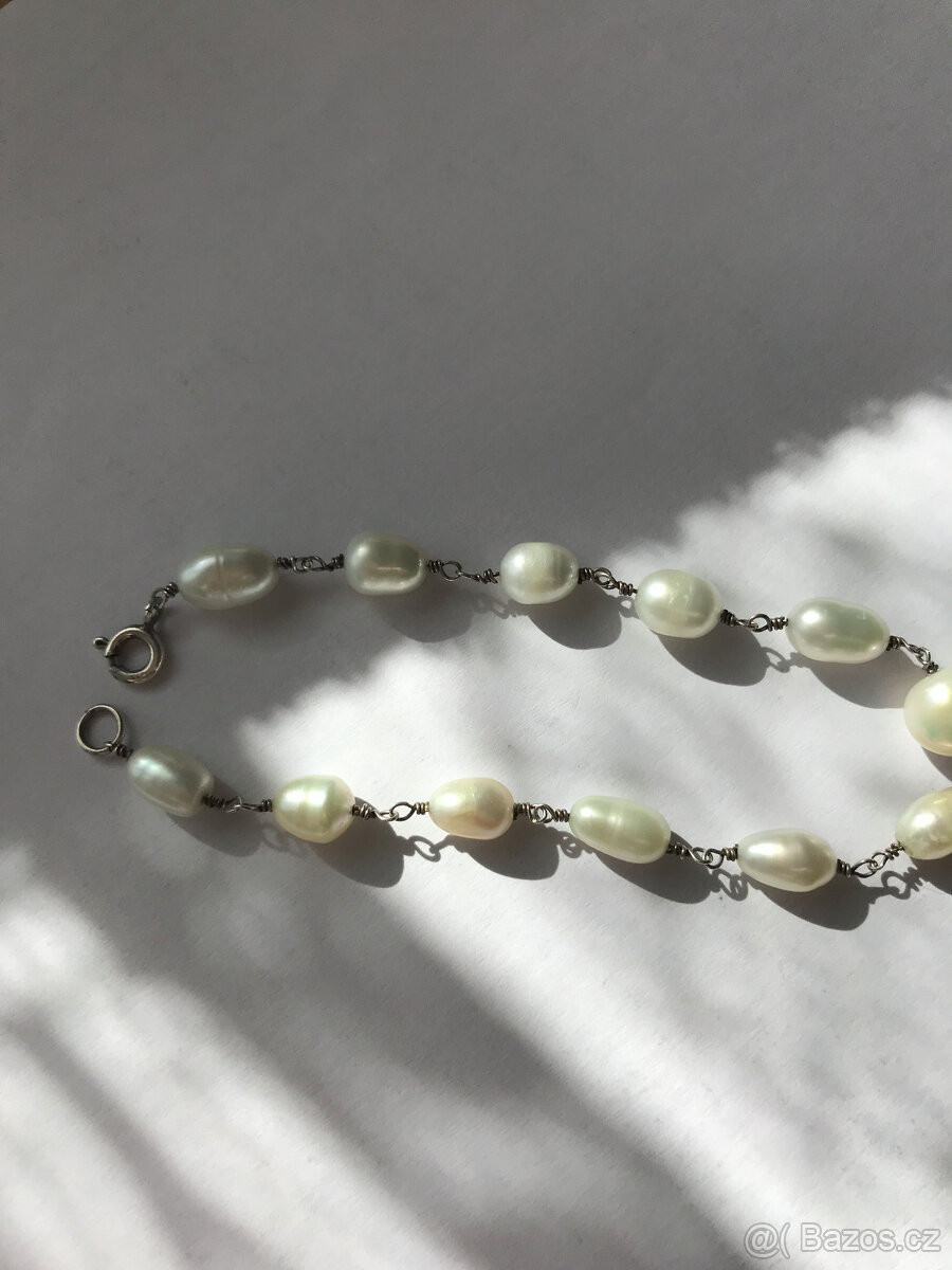 Stříbrný náramek s bílými perlami - 2