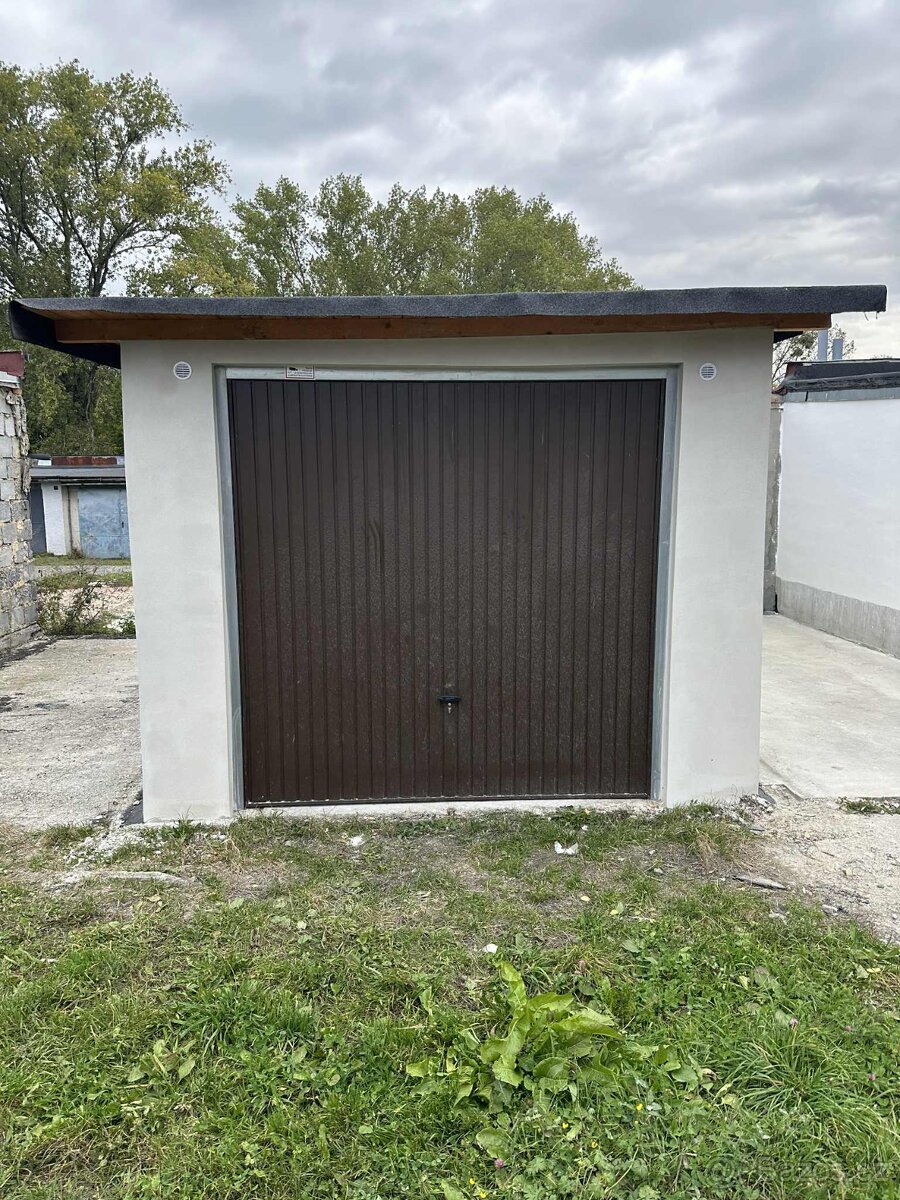 Soubor 9 garáží - 2