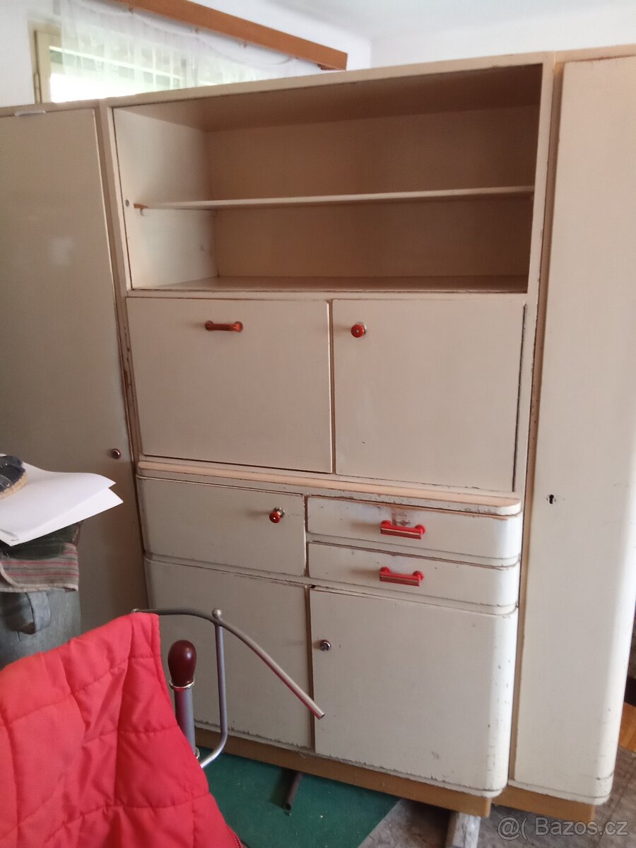 Skříně + noční stolky + stoly + topení - 2