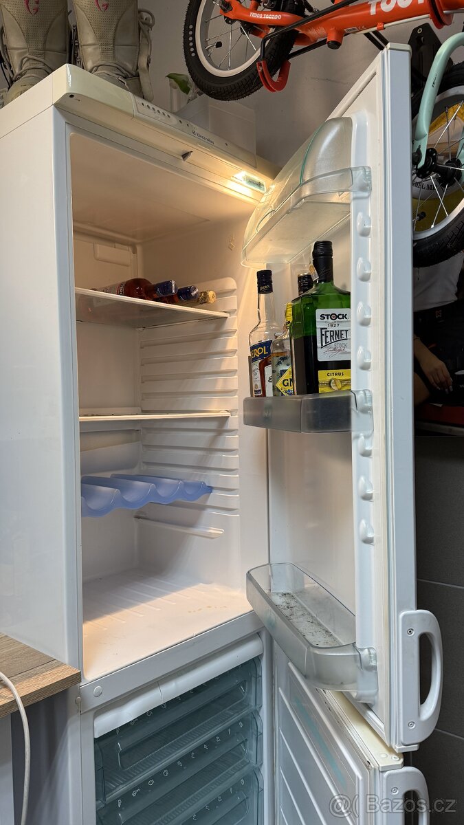 Lednice s mrazákem Electrolux ER8417B - 2