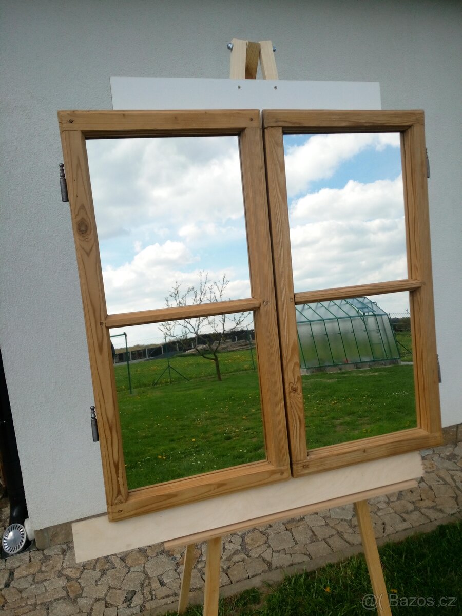 Zrcadlo ve starém okenní rámu - 2