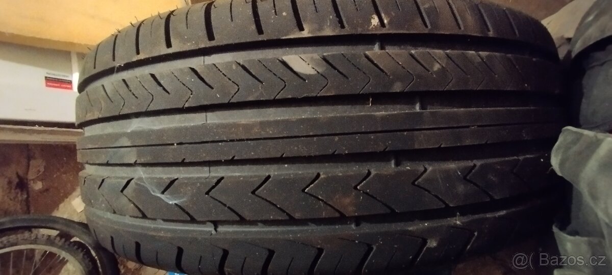 Pneu 215/55 R17 - 2