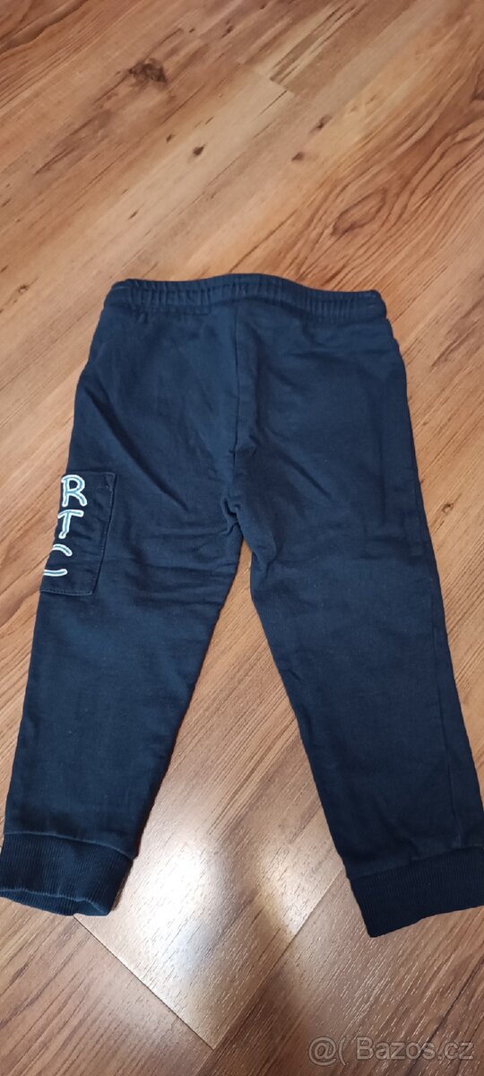 Tmavě modré tepláky vel. 92 - 2