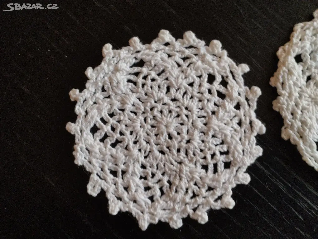 Ručně háčkované dečky 10 ks. pod šálek - 2