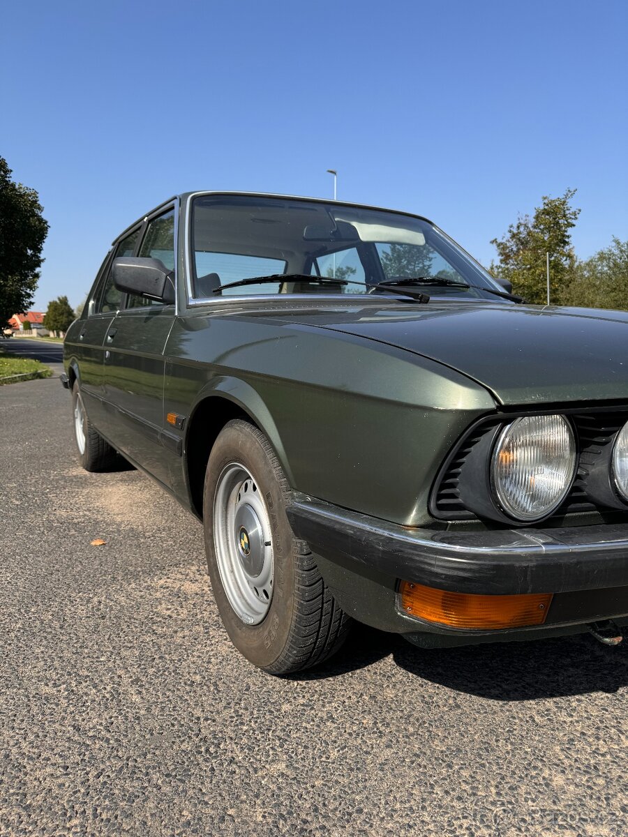 1982 BMW E28 520i - benzínový šestiválec - 2