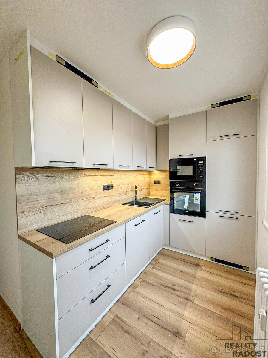 Nabízíme k prodeji krásný, slunný byt 3+1 s lodžií v osobním - 2