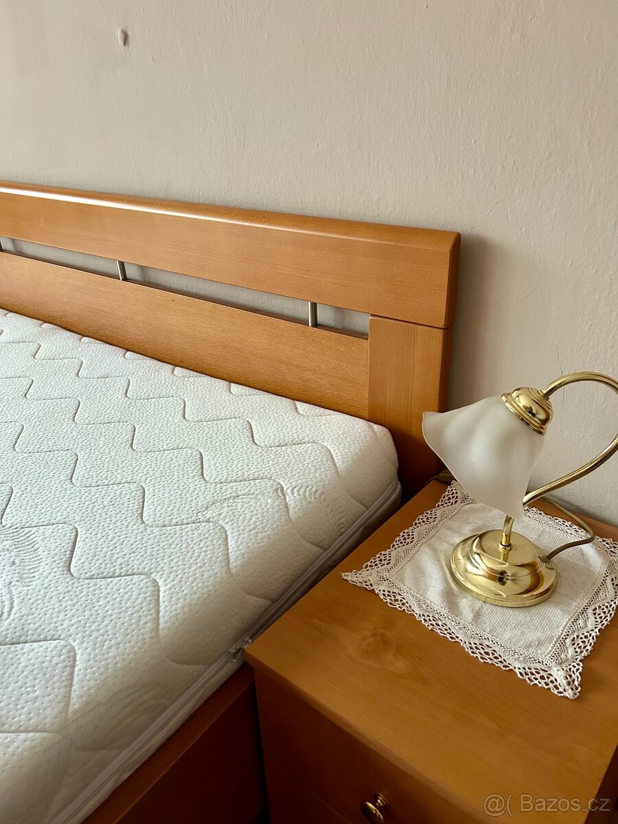 Manželská masivní postel s komodou a nočními stolky - 2