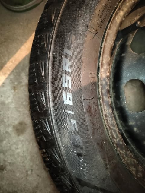 Zimní Pneu 7mm 185/65/15 - 2