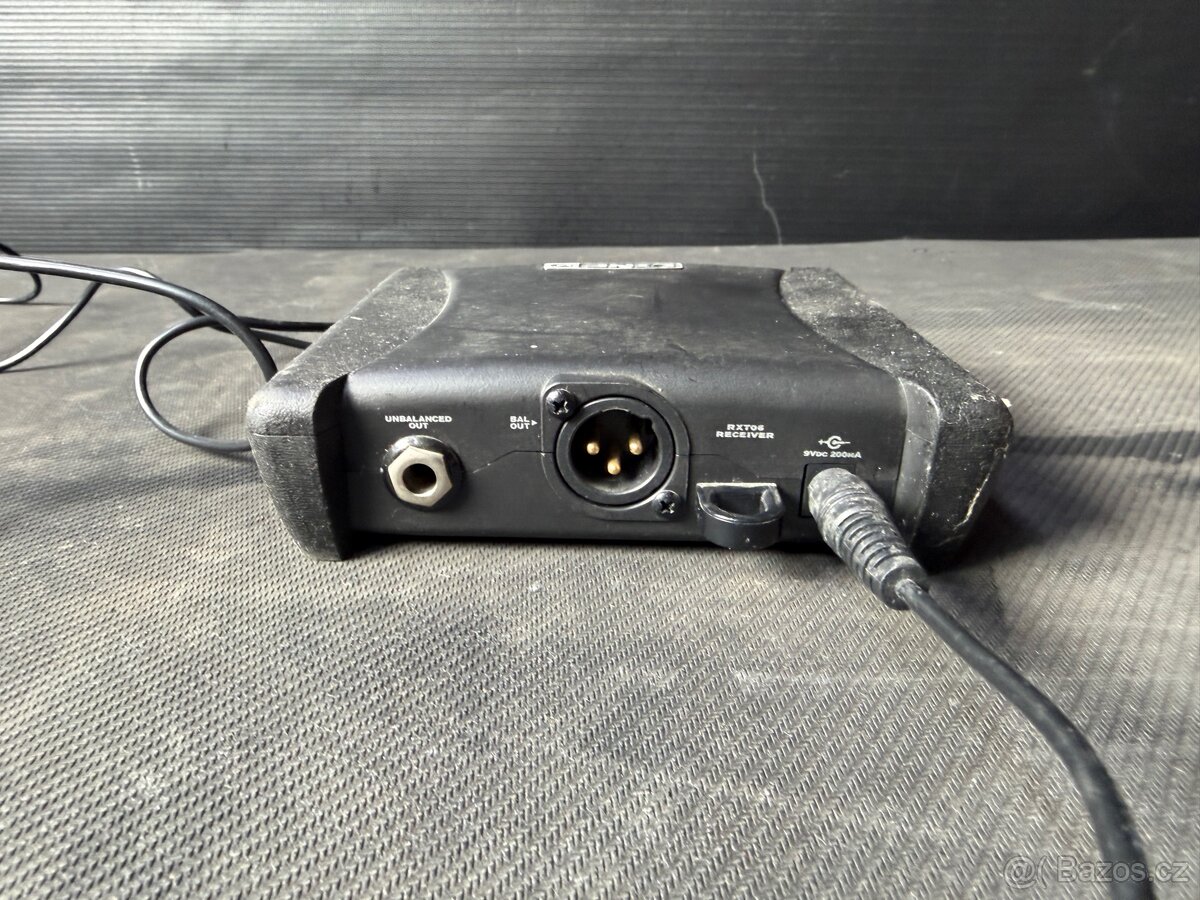 DISC Line 6 XD-V30 Digital Wireless Headset Mic. System - 2