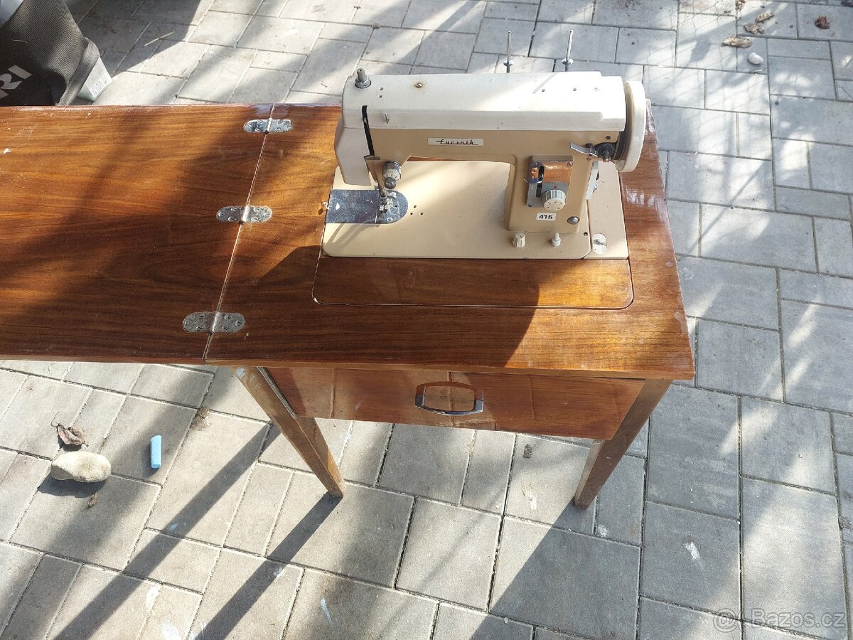 Starý šicí stroj - 2