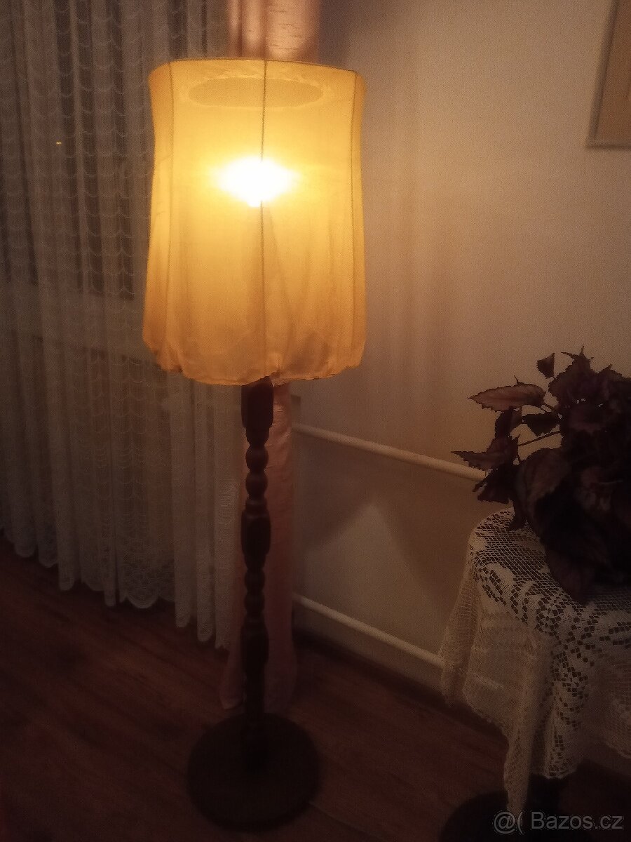 Lampa stojací stará. Levně - 2