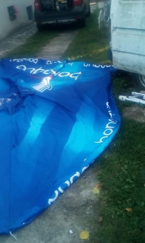 Hospodský slunečník bez konstrukce. - 2