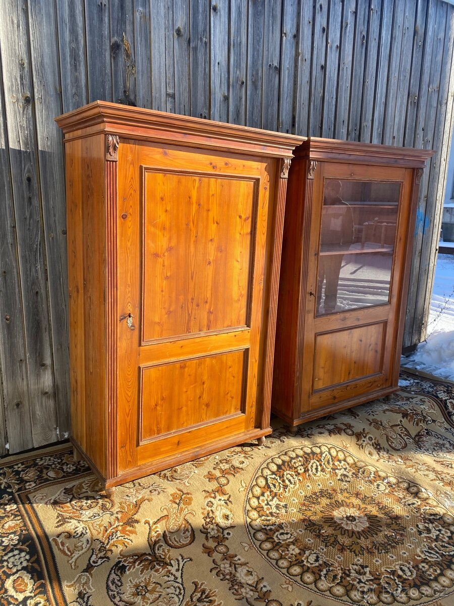 Starožitná šatní skříň s vitrínou - 2