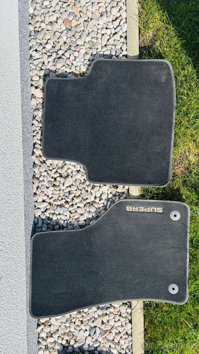 Originál koberečky Superb 3 + opěrky nohou - 2